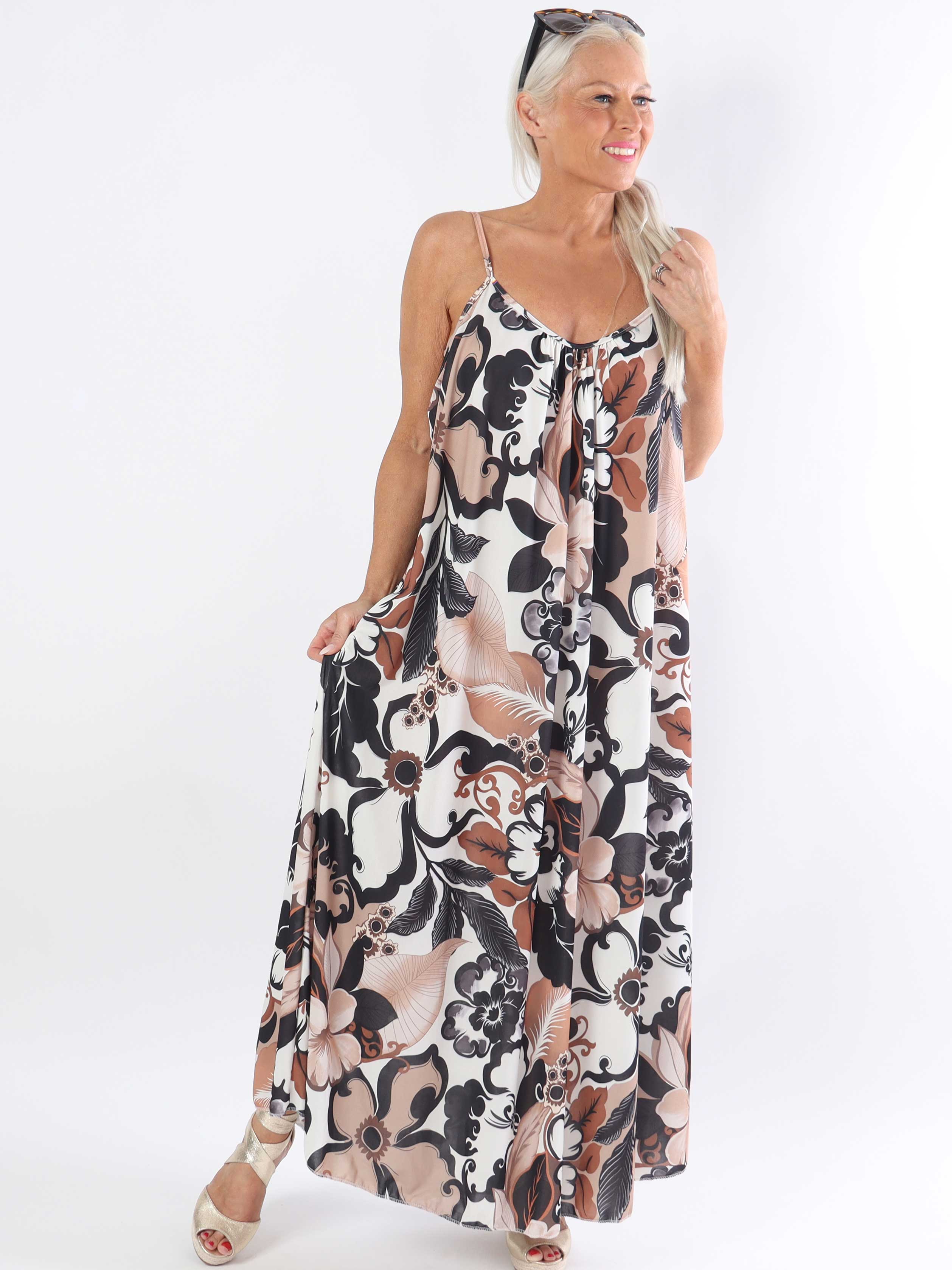 Maija - Plus size stropkjole i elastisk stof med blomster